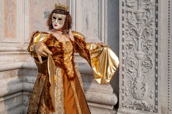 Les costumés du carnaval de Venise devant l'église San Zaccaria.