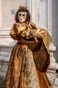 Les costumés du carnaval de Venise devant l'église San Zaccaria.