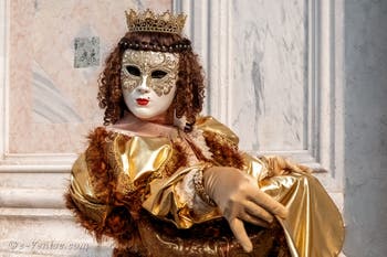 Les costumés du carnaval de Venise devant l'église San Zaccaria.