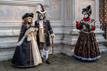 Les costumés du carnaval de Venise devant l'église San Zaccaria.