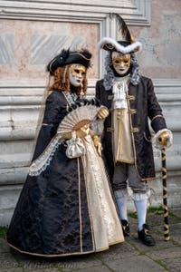 Les costumés du carnaval de Venise devant l'église San Zaccaria.