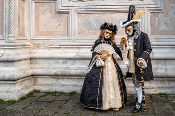 Les costumés du carnaval de Venise devant l'église San Zaccaria.