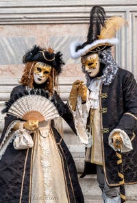 Les costumés du carnaval de Venise devant l'église San Zaccaria.