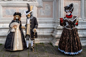 Les costumés du carnaval de Venise devant l'église San Zaccaria.