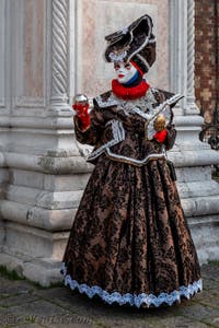 Les costumés du carnaval de Venise devant l'église San Zaccaria.