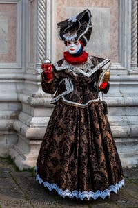 Les costumés du carnaval de Venise devant l'église San Zaccaria.