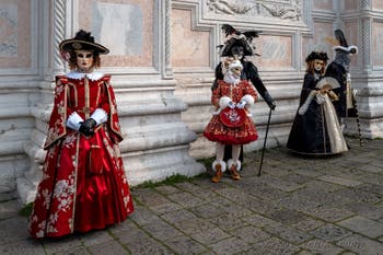 Les costumés du carnaval de Venise devant l'église San Zaccaria.