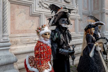 Les costumés du carnaval de Venise devant l'église San Zaccaria.