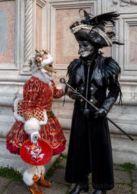 Les costumés du carnaval de Venise devant l'église San Zaccaria.