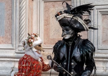 Les costumés du carnaval de Venise devant l'église San Zaccaria.