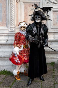 Les costumés du carnaval de Venise devant l'église San Zaccaria.