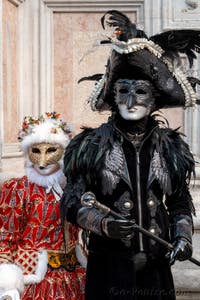 Les costumés du carnaval de Venise devant l'église San Zaccaria.