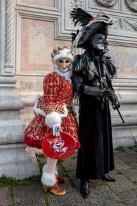 Les costumés du carnaval de Venise devant l'église San Zaccaria.