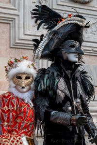 Les costumés du carnaval de Venise devant l'église San Zaccaria.