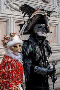 Les costumés du carnaval de Venise devant l'église San Zaccaria.