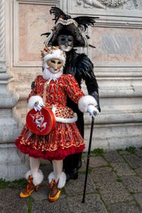 Les costumés du carnaval de Venise devant l'église San Zaccaria.