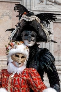 Les costumés du carnaval de Venise devant l'église San Zaccaria.