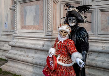 Les costumés du carnaval de Venise devant l'église San Zaccaria.