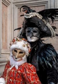 Les costumés du carnaval de Venise devant l'église San Zaccaria.