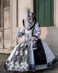 Les costumés du carnaval de Venise devant l'église San Zaccaria.