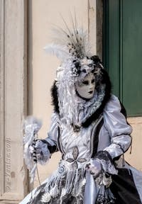 Les costumés du carnaval de Venise devant l'église San Zaccaria.