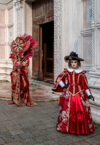 Les costumés du carnaval de Venise devant l'église San Zaccaria.