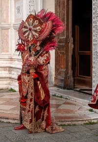 Les costumés du carnaval de Venise devant l'église San Zaccaria.