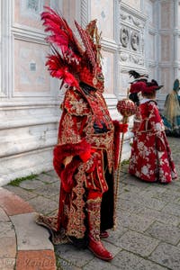 Les costumés du carnaval de Venise devant l'église San Zaccaria.