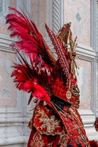 Les costumés du carnaval de Venise devant l'église San Zaccaria.