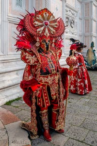 Les costumés du carnaval de Venise devant l'église San Zaccaria.