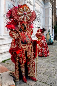 Les costumés du carnaval de Venise devant l'église San Zaccaria.