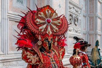 Les costumés du carnaval de Venise devant l'église San Zaccaria.