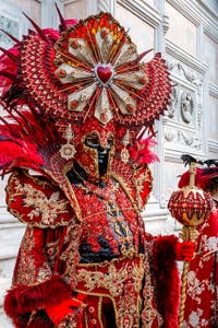 Les costumés du carnaval de Venise devant l'église San Zaccaria.