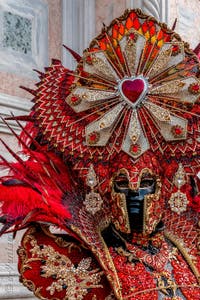 Les costumés du carnaval de Venise devant l'église San Zaccaria.