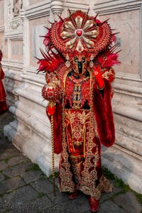 Les costumés du carnaval de Venise devant l'église San Zaccaria.