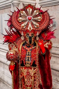 Les costumés du carnaval de Venise devant l'église San Zaccaria.