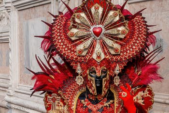 Les costumés du carnaval de Venise devant l'église San Zaccaria.