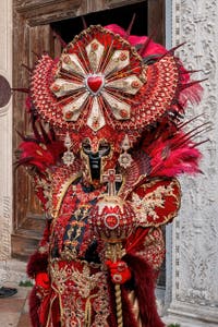 Les costumés du carnaval de Venise devant l'église San Zaccaria.