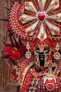 Les costumés du carnaval de Venise devant l'église San Zaccaria.