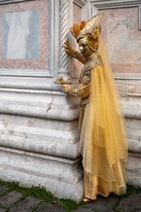 Les costumés du carnaval de Venise devant l'église San Zaccaria.