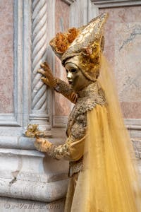 Les costumés du carnaval de Venise devant l'église San Zaccaria.