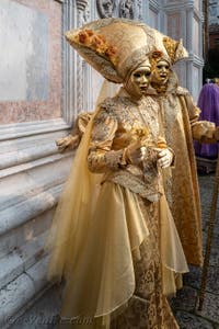 Les costumés du carnaval de Venise devant l'église San Zaccaria.