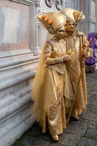 Les costumés du carnaval de Venise devant l'église San Zaccaria.