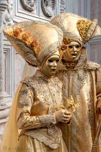 Les costumés du carnaval de Venise devant l'église San Zaccaria.