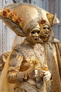 Les costumés du carnaval de Venise devant l'église San Zaccaria.