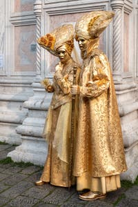 Les costumés du carnaval de Venise devant l'église San Zaccaria.