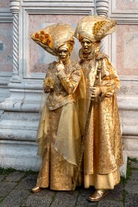 Les costumés du carnaval de Venise devant l'église San Zaccaria.