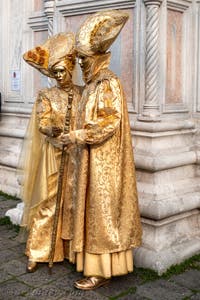 Les costumés du carnaval de Venise devant l'église San Zaccaria.