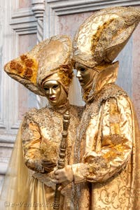 Les costumés du carnaval de Venise devant l'église San Zaccaria.