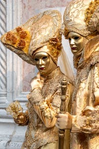 Les costumés du carnaval de Venise devant l'église San Zaccaria.